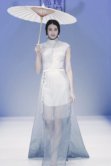 前段时间在巴黎时装周上惊艳全球的中国品牌...