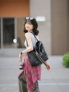 手持相机，侧身站立，墨镜架在头顶，微笑看向镜头。借助相机道具，展现文艺气质，侧身的站姿凸显身材曲线，微笑让画面更具亲和力。拍照道具用起来！手持相机，侧身一站，立马文艺范儿十足。墨镜架在头顶，既时尚又方便，再加上甜甜的微笑，整个人散发着青春活力，轻松拍出文艺又好看的街拍照片~