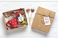 手工制作的爱心包，带有糖果的季节礼品盒，白色桌上的杯子，为家人，朋友，女孩的感恩节，圣诞节，圣诞节，