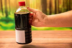 大瓶酱油调味料佐料厨房用品摄影图