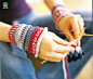 几款不同织法和颜色搭配的毛线护腕棒针编织方法