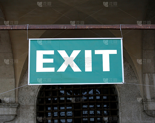 带有“EXIT”字的文本表示紧急出口