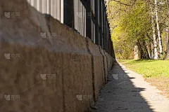 沿着花岗岩上的铸铁栅栏的小路