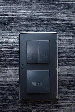 现代室内设计细节-黑色开关和优雅的壁纸