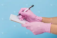 一只戴着粉色医用手套的女性手拿着一张蓝色背景的空白纸。模拟，名片