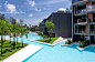La Vela by TROP:Terrains+Open Space :   TROP:Terrains+Open Space ：La Vela 位于khao lak 最宁静的Bang Niang 沙滩，距离普吉岛国际机场有1小时车程。Khao Lak 以棕榈环绕的沙滩、晴朗的天空、翠绿的森林和蓝宝石色的水域而出名。对于喜欢冒险的人，这里是热带自然之旅的理想地点。 ...