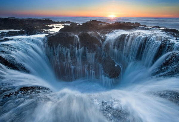 “雷神之井”(Thor’s Well)也...