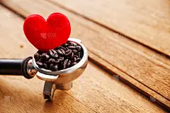 带有红心符号和咖啡豆的咖啡机。