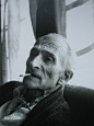 巴尔蒂斯（Balthus，1908——2001）是20世纪卓越的具象绘画大师。他成名甚早，纽约现代美术馆早在1956年即举办他的个人展。1980年威尼斯双年展特辟专室展出他的绘画，1983年巴黎蓬皮杜中心举行“向巴尔蒂斯致敬”的盛大回顾展。而在2001年2月18日，巴尔蒂斯以92岁高龄在瑞士去世时，世界各大报都以“20世纪最后的巨匠”赞誉他的艺术成就。2001年9月至2002年1月，威尼斯格拉西宫举行最大规模的巴尔蒂斯回顾展，展出250幅作品，完全肯定了他在美术史上的地位。
被毕加索称为"20世