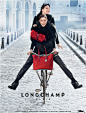 [时尚现象：幽默的背后] 这两季的 Longchamp 广告大走幽默路线，甚至大胆的抛弃了法式优雅，在法式文化中更多了融入了美范儿的幽默。从上一季的两名女子撞包跨栏杆，到这一季的冬日幽默状态，更让我们能体会到品牌渴望迅速扩张的状态。之前，很多人都说 Longchamp 是法国国包，人手一个，以后品牌的目标，我想是全球爱 Longchamp 包的人手一只。Longchamp（珑骧）2012秋冬广告大片曝光，由超模Coco Rocha以及90后小超模Emily DiDonato共......