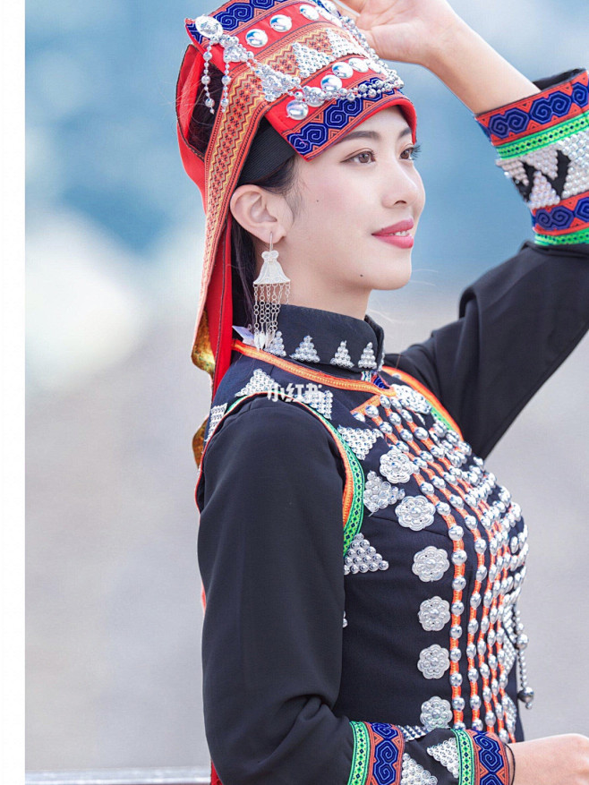 的山地农耕民族独特的生存环境形成了哈尼族多姿多彩的服装服饰文化