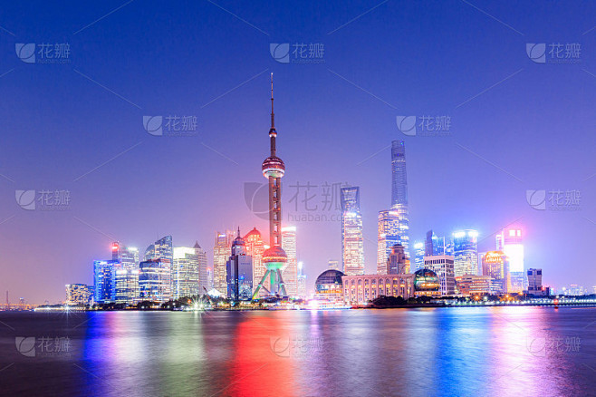 夜晚美丽的上海天际线，现代城市背景