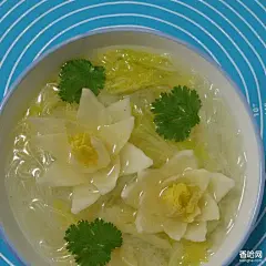 白菜莲花粉丝汤
1、娃娃菜2棵，粉丝1小把，香菜1棵2、粉丝用凉水泡半小时3、白菜从中间切断4、叶子扒碎待用5、用剪刀将外层叶片剪出尖角6、锅中放凉水烧开将白菜莲花放入沸水中煮2分钟捞出7、然后将粉丝放入锅中煮，开中火就好8、用手将白菜的瓣扒开，整理成莲花形状9、然后将白菜叶和莲花一起放入锅中，加适量盐煮5分钟就可以了10、煮好盛入汤碗，放适量鸡蛋，摆好莲花，放几片香菜叶点缀下就完成了收起    