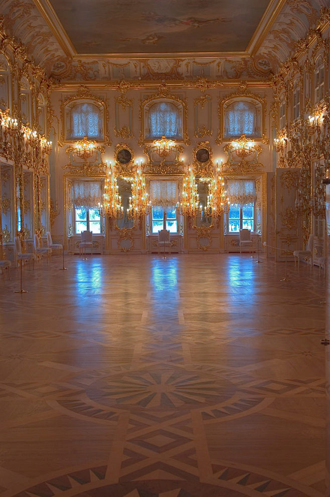 俄罗斯华美的宫殿，华丽的色彩就像是童话世...
