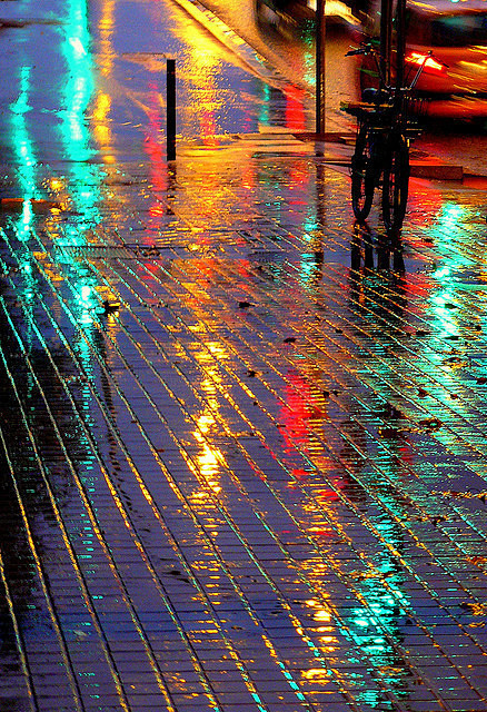 巴塞罗那，雨后的马路。湿漉漉路面折射着灯...