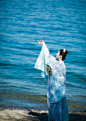 有美一人兮婉如清扬，识曲别音兮令姿煌煌。绣袂捧琴兮登君子堂，如彼萱草兮使我忧忘。欲赠之以紫玉尺，白银珰，久不见之兮湘水茫茫。