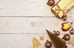 圣诞装饰构图用圣诞树、金色闪亮的雪花、圣诞金球、礼品盒在纯朴的白色木头背景上。圣诞节或新年的概念。节