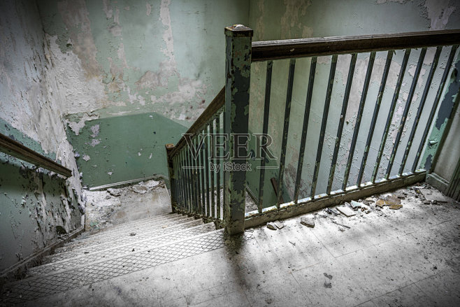 废弃医院里令人毛骨悚然的楼梯间照片摄影图...