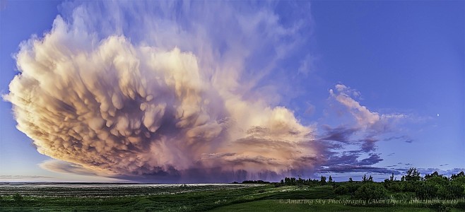 落日时分的雷雨云，这幅影像摄于7月中旬的...