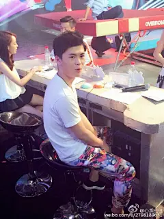 2015.4.26#宁桓宇我爱我的祖国#休息时与歌迷聊天的小王子【图源客户端：@阿布去哪儿了 拍摄者：@我】