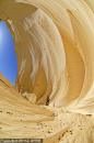埃及法拉夫拉沙漠最奇特之处就在于它是一处白色沙漠，它位于埃及法拉夫拉以北约45公里处。沙漠呈现出像奶油一样的白色，和世界上其他地区的黄色沙漠形成了鲜明的对比。白色沙漠到处都是石灰石,长期分化后,沙漠表面几乎都是类似被压得粉碎的粉笔模样的沙砾。