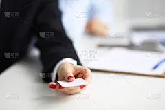 女人在办公室递名片