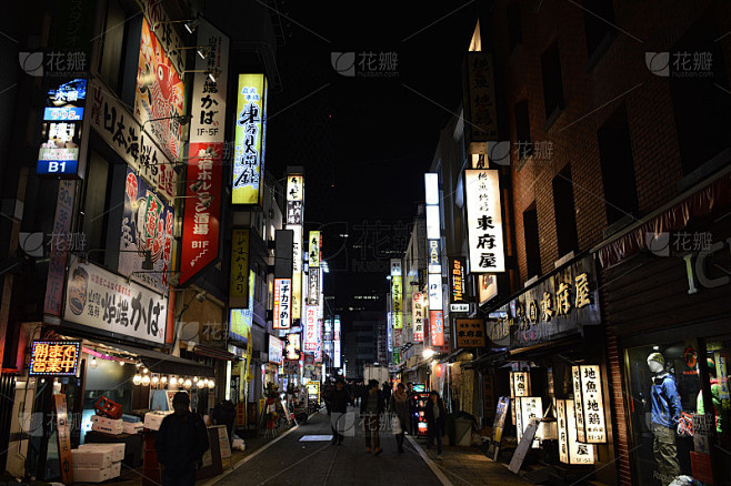 东京新宿区夜间的霓虹灯