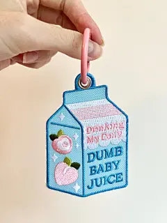 其中包括图片：Dumb Baby Juice Embroidered Keychain