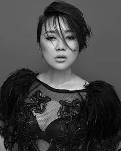 性感！闫妮着超短裙与男伴贴身热舞