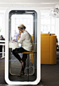 Não fazia ideia que haviam phone booths para escritórios mas é engraçado! http://martela.com/office-furniture/phone-booths/framery-o-phone-booth