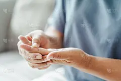 手和手指关节疼痛的女性painâ。â类风湿性关节炎、腕管综合症、痛风的病因。保健和医疗观念。