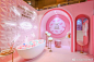雅诗兰黛 Estee Lauder | #雅诗兰黛#LIP SPA限时快闪店。全新限时快闪店营造了一个极致的粉嫩世界。满目的粉色系室内装置，浪漫温馨的灯光设计，踏进快闪店的瞬间感受到被温柔所包围。雅诗兰黛绝色倾慕唇部护理系列产品静置于各个主题房间内，或与粉白气球交错辉映，或与精致棒棒糖甜蜜搭配，从视觉到 ​​​​...展开全文c