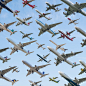  机场在八个小时内离去的飞机  花费了两年时间，拍摄世界各地不同的18个机场飞机起飞的画面，然后将每个机场拍摄的起飞照片进行合成，向人们展示天空的忙碌。Mike Kelley拍摄