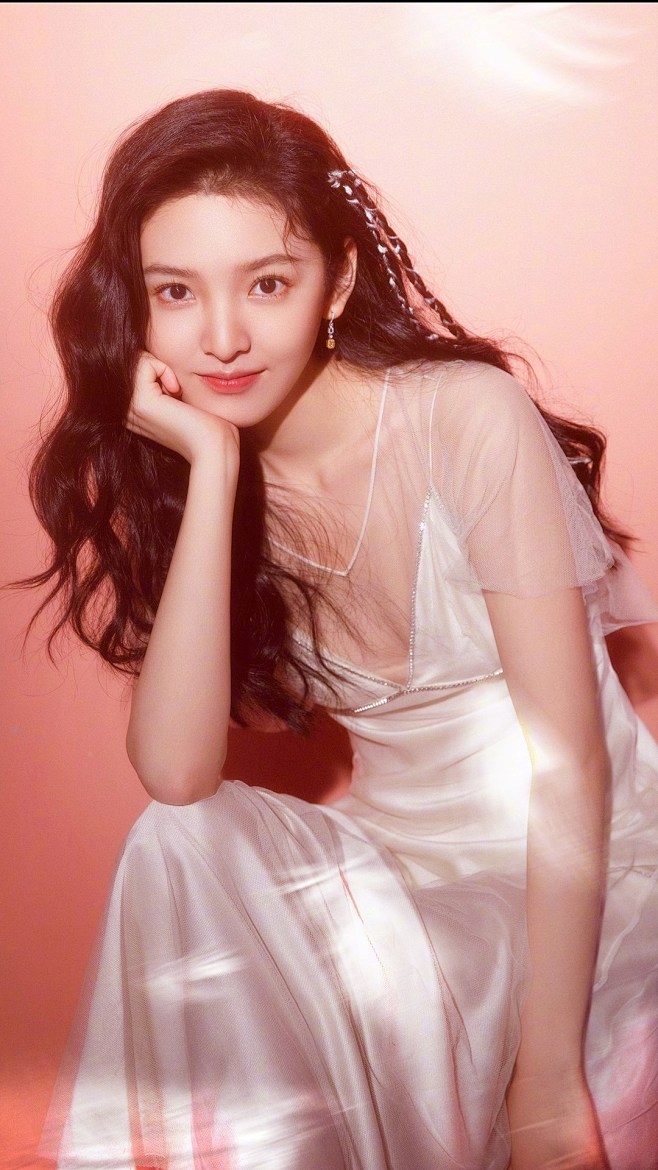 蛋挞1314从细轻萦转采于2021-03-10 16:48:39章若楠首饰模特佩戴效果