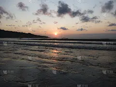 壮观的巴厘岛日落在金巴兰海滩，热带印度尼西亚，冲浪者天堂