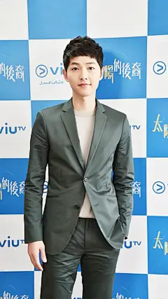 新鲜出炉 #宋仲基# #太阳的后裔# 今日香港活动图速成的手机壁纸【尺寸1080*1920】迷妹们可以拿去舔屏了kkk【勿去logo二改转载请注明来源】PS:明天就是周三了@宋仲基贴吧官博