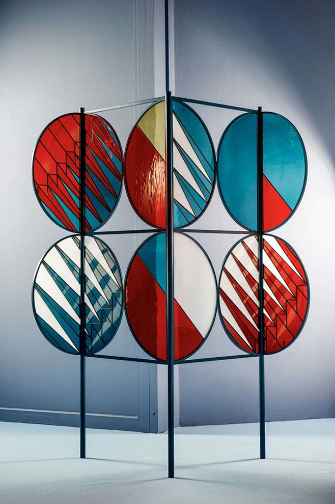 【彩色玻璃家具】在今年的米兰设计周中，S...
