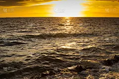 美丽的海上夕阳，橘色滤过的效果