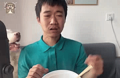 王甜心吃饺子动态表情包gif，饺子特别好吃表情包_9万个为什么