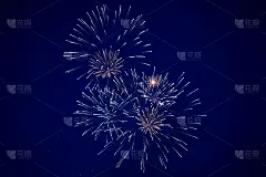 廉价明亮的烟花闪闪发光，蓝色和金色的色彩，在夜空中，背景纹理