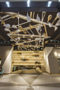 设计师:PLOTCREATIVE Interior Design
设计风格: 现代简约
项目面积: 1000-3000平米
工程造价:	500万以上
项目地址:中国福建
设计说明:
YKC II餐厅位于中国福建，其经营菜系颇具特色，主要由现代菜系与蒸汽锅烹饪相结合。餐厅接待处设计非常具有创意，让人眼前一亮，进入餐厅首先进入眼前的是一个由木材和铜构成的架子，天花板上悬挂着白色和金色的陶瓷，非常具有艺术风范。餐厅室内设计大量的使用几何图形，有效的扩展的视觉空间，墙面上由不同颜色的蒸笼构成几何图形，成为室内焦点