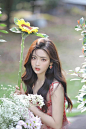 组图：杨超越夏日花丛写真好美艳 穿红色吊带碎花裙飘逸又灵动 : 31日，杨超越分享一组夏日氛围感写真。穿红色吊带碎花裙飘逸又灵动。