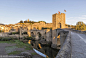 日出 Besalu 古镇的中世纪桥_360图片
