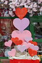 用鲜花装饰的心暴露在城市的街道上。