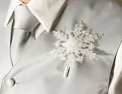 
素雅质朴的冬季婚礼胸花


冬季婚礼中新郎和伴郎的胸花大多是素雅纯粹的风格，没有太多复杂的配色，颜色也不会很亮，低调安静地点缀在礼服上，做着一个优雅不张扬的配角。