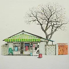 【韩国插画师Me Kyeoung Lee手绘的街角便利店】
对 Lee 来说，即使已经长大成人，却仍然怀念拿着零钱到店里买东西，或是和朋友聚集在店门口聊天的时光。或许也是因为这样，虽然 Lee 已经画这些柑仔店画了20年却丝毫不厌倦，因为在现代的生活里，已经很难找到像过去那样单纯、美好的氛围了。