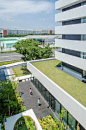 日本Isuzu汽车博物馆景观 / STGK Inc. : 作为日本最古老的汽车制造商Isuzu，主要的建筑为白色由v形柱支撑，灵感来源于Isuzu公司的企业哲学(如“运输”和“连接”)等，概念性关键字创造出来的。在提供景观设计方面，我们也采用了同样的关键词。这些“板块”充当通过人类交互和发现的“联系”来保持，携带和...