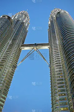 晚上的双子塔_5259295042