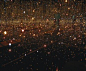 草间弥生，萤火虫在水面上，2002年。 镜子，有机玻璃，150灯，水