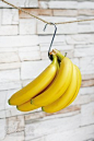 [香蕉保鲜悬挂有理——贝太厨房] 具体内容请点击：香蕉保鲜悬挂有理，香蕉保鲜很简单挂起来。香蕉保鲜悬挂有理香蕉平放着很容易坏掉，不妨用挂钩将它悬挂起来，这样可以减少香蕉与其它物体的接触面，可以长久保鲜。如果将它悬挂在阴凉之处效果更佳。